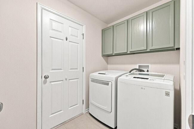 Building Photo - $2,845.95, 6-bed, 3.5-bath located in Colorado Springs with a fenced backyard.