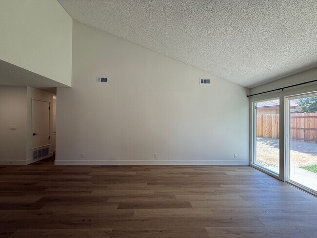 Building Photo - 1120 Village Dr