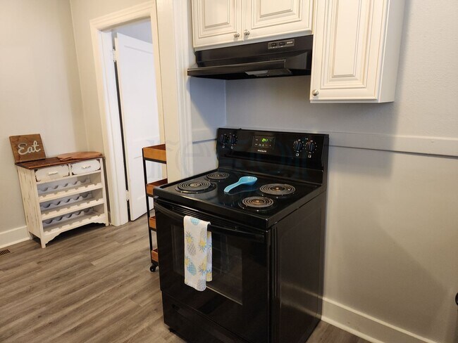 Building Photo - Cozy Apartment located near UAMS!