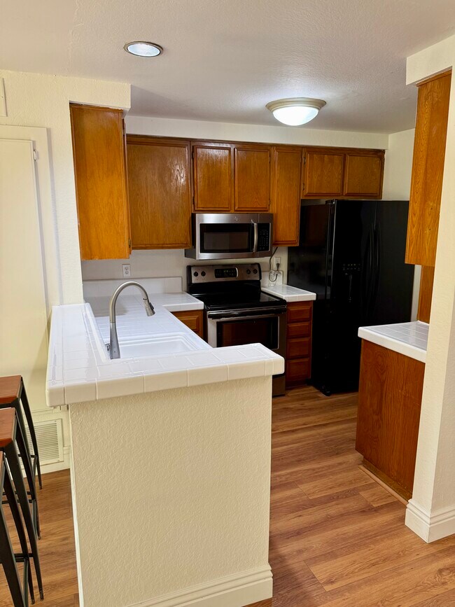 Building Photo - 3855 Thorncroft Ln