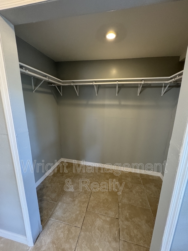 Building Photo - 438 Country Club Dr