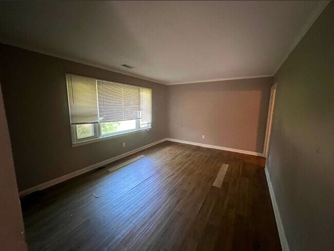 Building Photo - Charming Home with Front & Rear Porches overlooking large yard!!