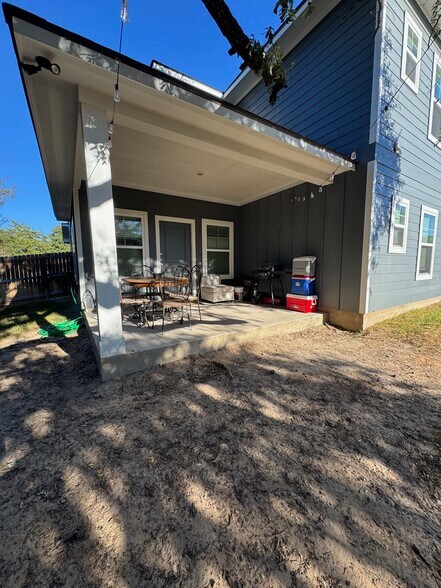 Building Photo - 410 Moran St