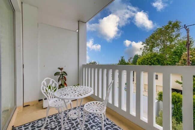 Building Photo - 999 N Doheny Dr