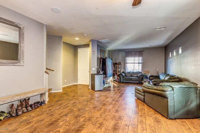 Building Photo - Gorgeous 5 Bedroom 3.5 Bath Stetson Valley...