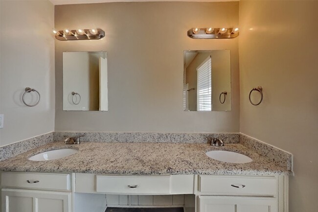 Building Photo - 6915 Renfro Dr