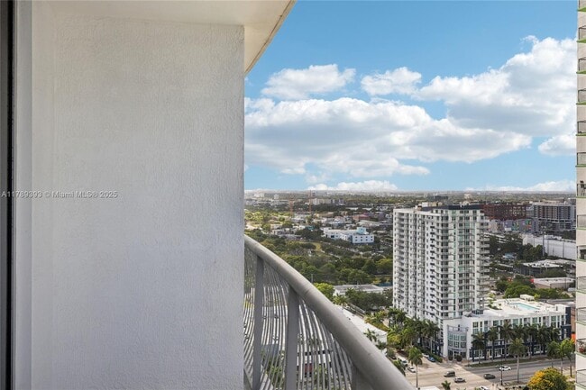 Building Photo - 1750 N Bayshore Dr