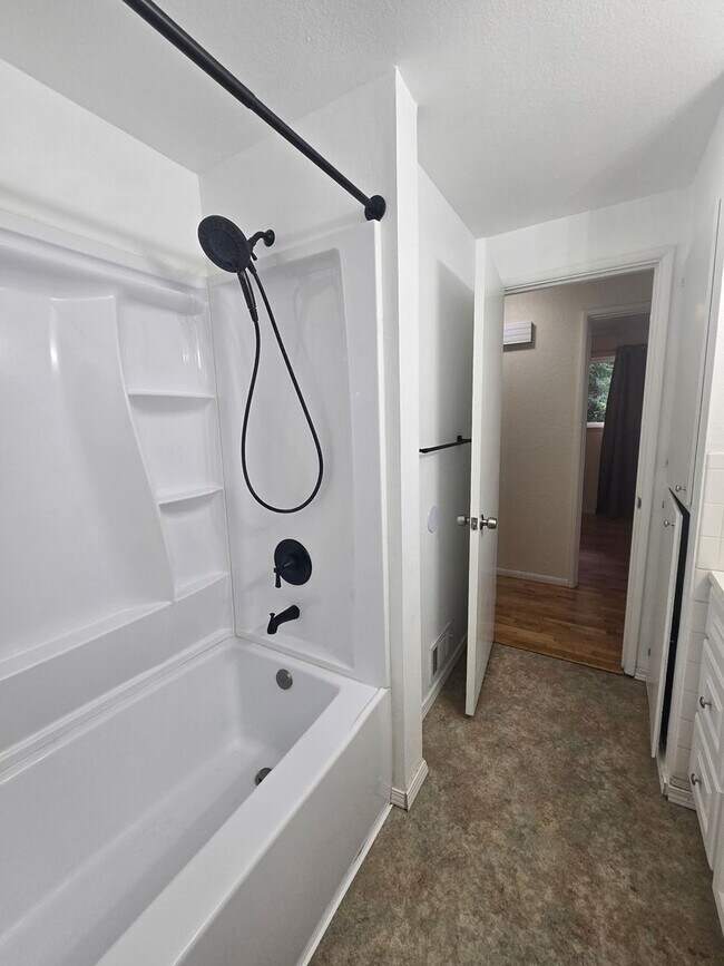 Building Photo - Beautiful 3 bedroom on large lot.