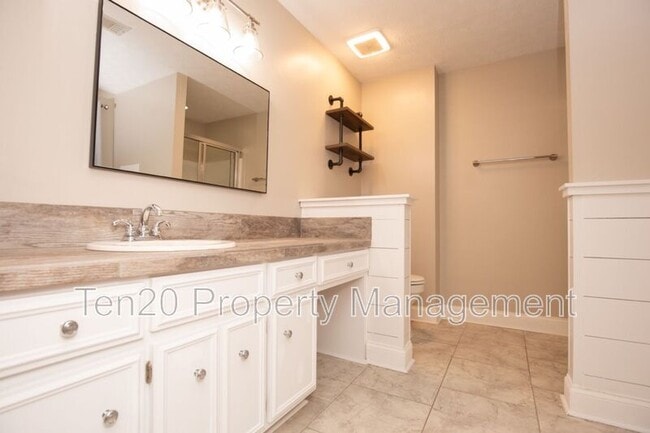 Building Photo - 7032 Robin's Nest Dr