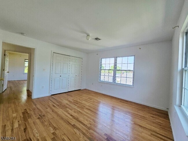 Building Photo - 1405 Mopsick Ave