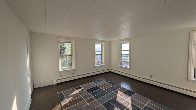 Building Photo - Spacious 3 BR on quiet Columbia street!
