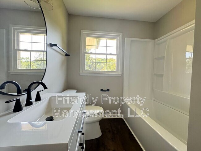 Building Photo - 906 Beaumont Ave