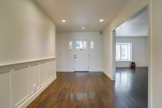 Building Photo - Beautiful 4 Bed/4 Bath Family Home w/pool Available Now!!