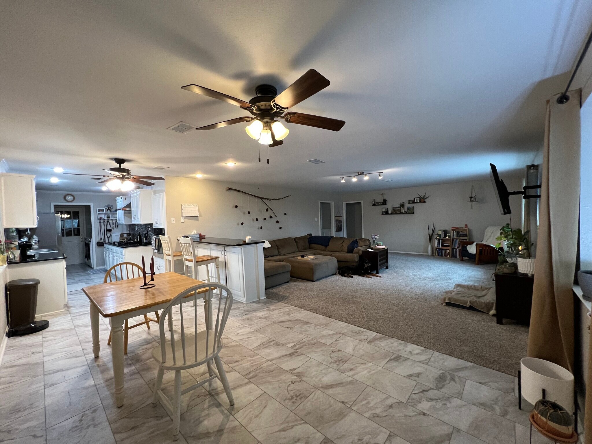 Dining area - 3920 Sanguinet St