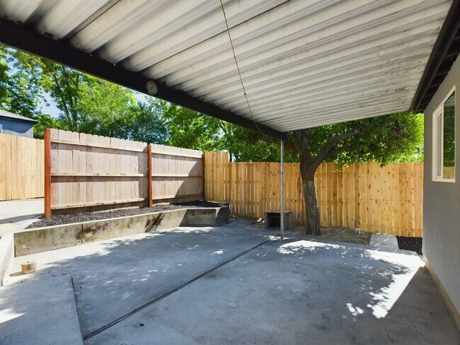 Building Photo - 430 5th St