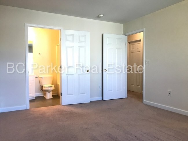 Building Photo - 2 Bed, 2 Bath - Duplex