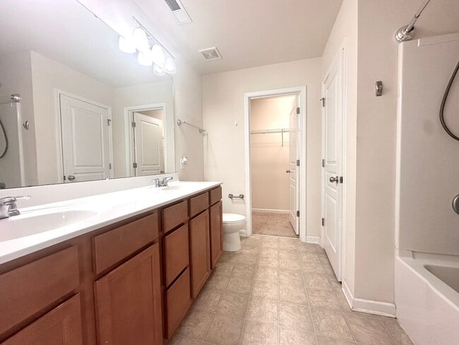 Building Photo - **MOVE IN SPECIAL!**Beautiful 3BR/2.5BA Home in Charlotte!