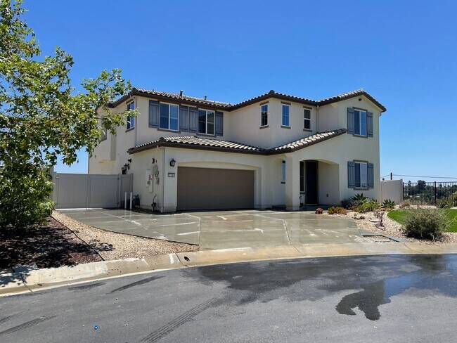 Building Photo - Stunning 4 bedroom home in Vista-With Solar!
