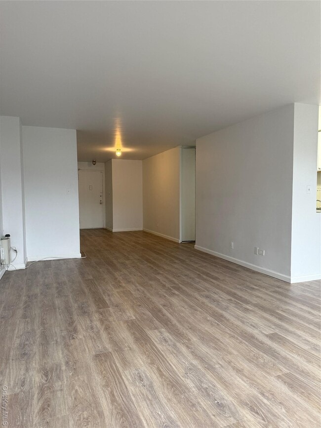 Building Photo - 61-20 Grand Central Pkwy