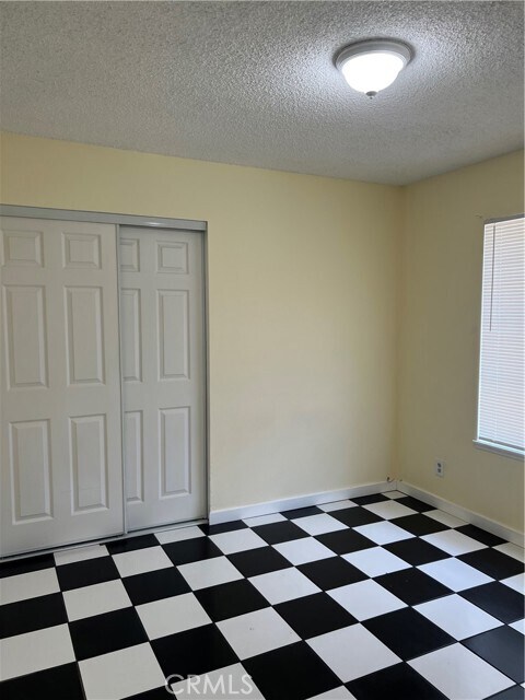 Building Photo - 924 N Quince Ave