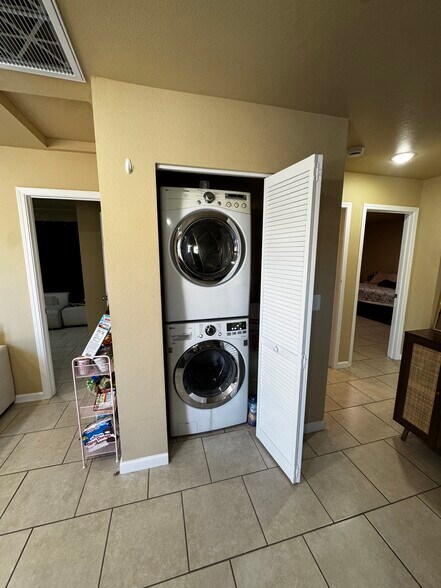 Building Photo - 879 N Mountain View Ave