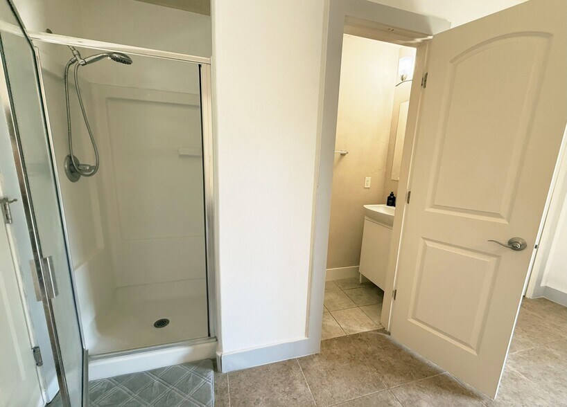 Building Photo - 13420 Lyndhurst St