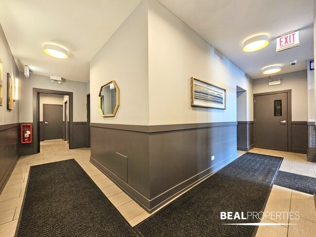 Building Photo - 1220 N La Salle Dr