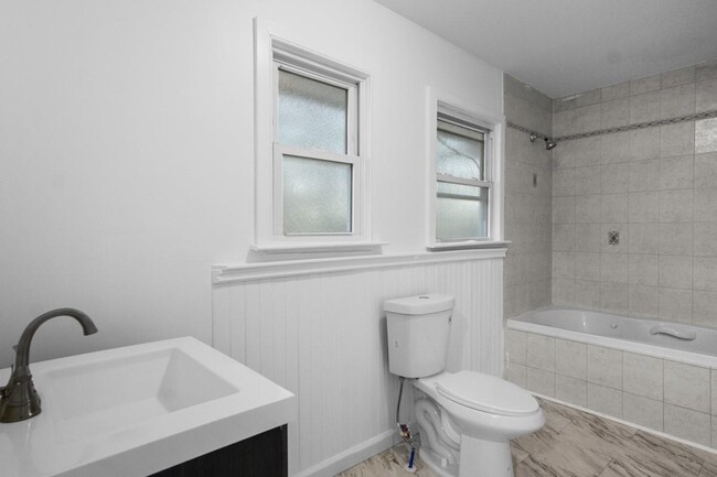 Building Photo - 533 White Rd