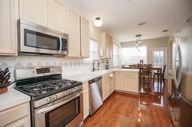 Building Photo - 16531 Village View Trail