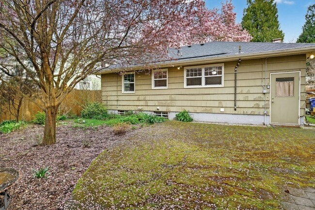 Building Photo - 3660 SE Tenino St