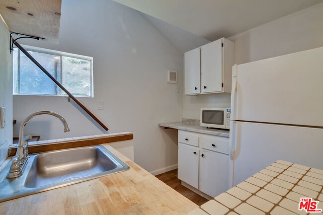 Building Photo - 641 N Martel Ave