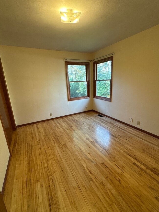 Building Photo - Spacious 2 Bedroom 1 Bath Duplex in Park-Like Setting - Pets Welcome