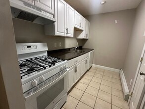 Building Photo - Spacious 1 Bed/ 1 Bath in Cranston!