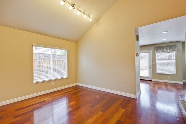 Building Photo - Awesome 3 Bedroom  Home Near Rivermark Plaza!
