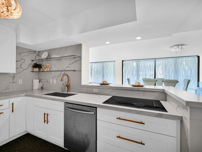 Building Photo - 2049 S Ocean Dr