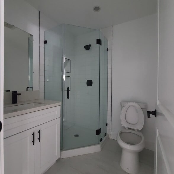 Building Photo - 8151 Hazeltine Ave