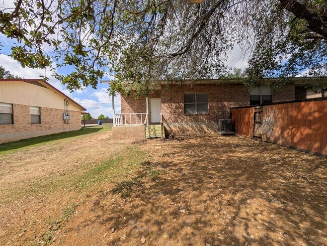 Building Photo - LOCATION!! On Wood Rd -Off Landa  / Fridge / Covered Back Patio / No Carpet / NBISD