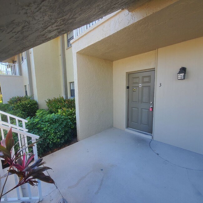 Building Photo - 1st Floor Apartment with Pool, Tennis Court & More in North Fort Myers