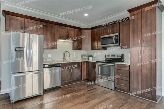 Building Photo - Like New Blue Valley Townhome-Available NOW!!