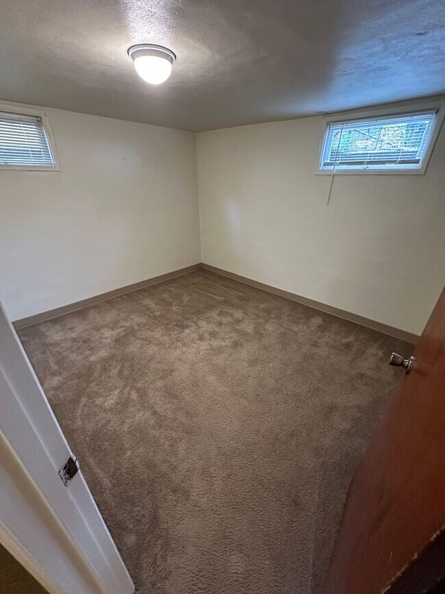 Building Photo - (487) 25th Street Duplex  2 Bdrm / 1 Bthrm