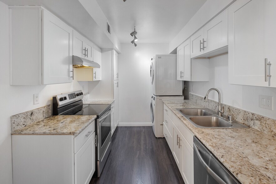 Building Photo - 433 S Manhattan Pl