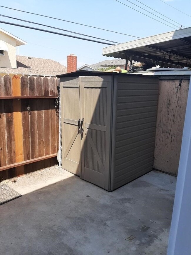 Building Photo - 2 Story 2 bedroom Huntington Beach Townhome
