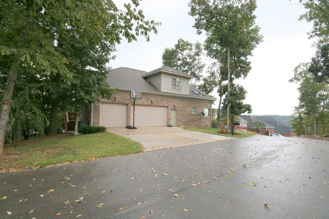 Building Photo - 27 Carriage Hill