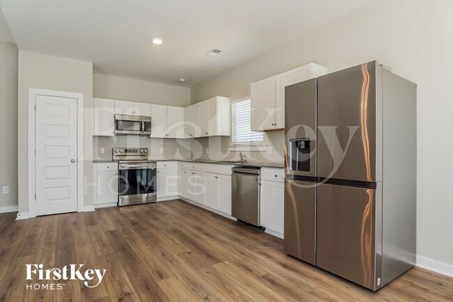 Building Photo - 350 S Pine Dr