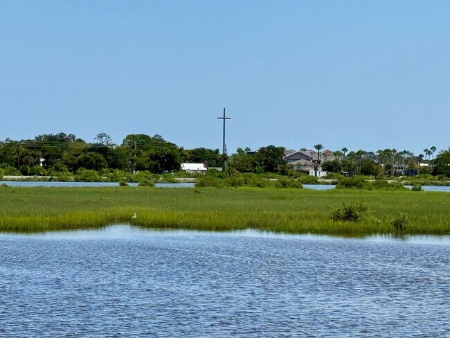 Building Photo - 3 bedroom, 3 bath Luxury Living Along the ...