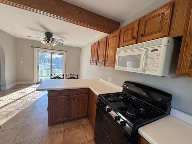 Building Photo - 3 bedroom 1 bath home with a sunroom in Davenport