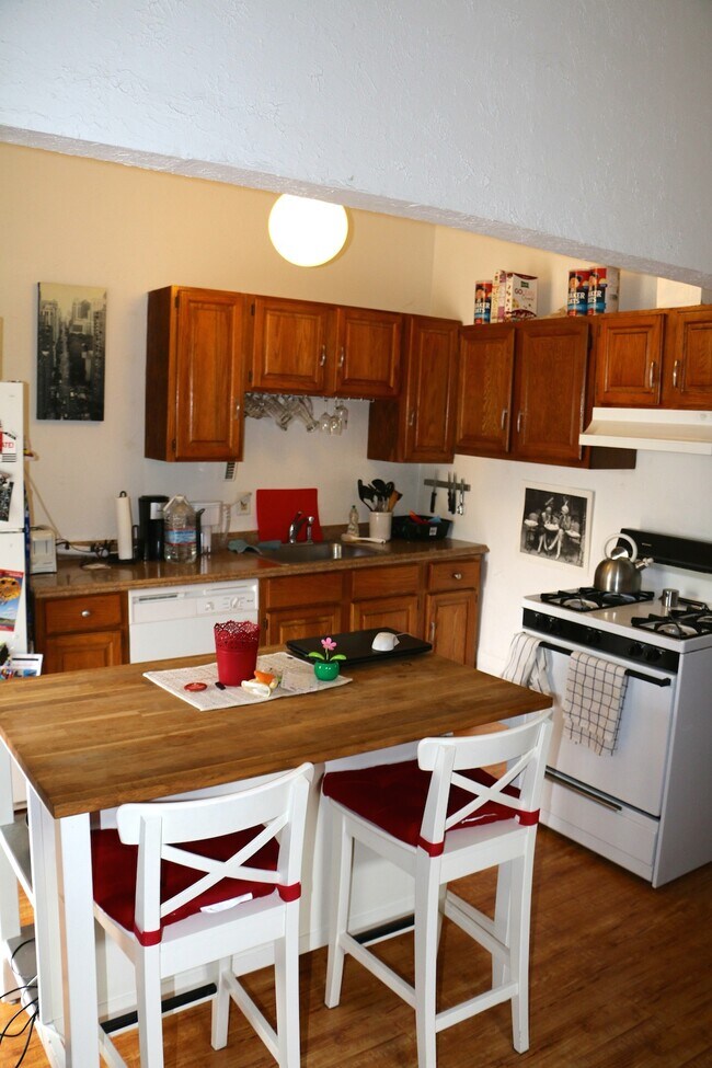 Building Photo - 3819 Beethoven St