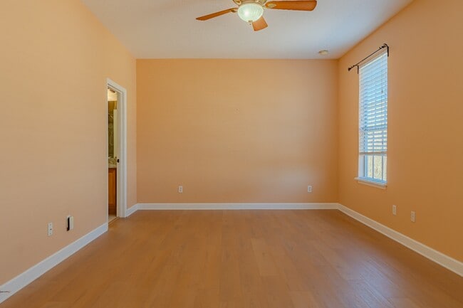 Building Photo - Modern 3-Bed Townhome with Garage & Patio in Casselberry – In-Unit Laundry, Central AC!