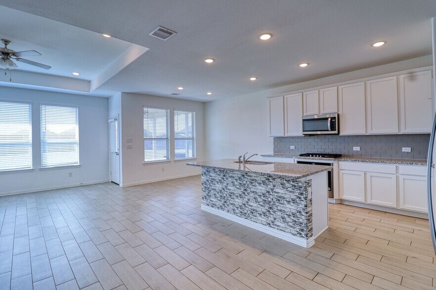 Building Photo - 8106 Royal Palm Ct