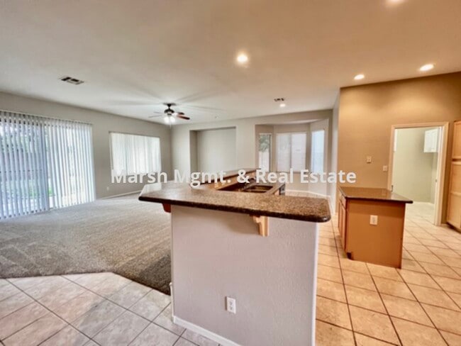 Building Photo - Beautiful 3 bedroom + den home in Gilbert with private pool!